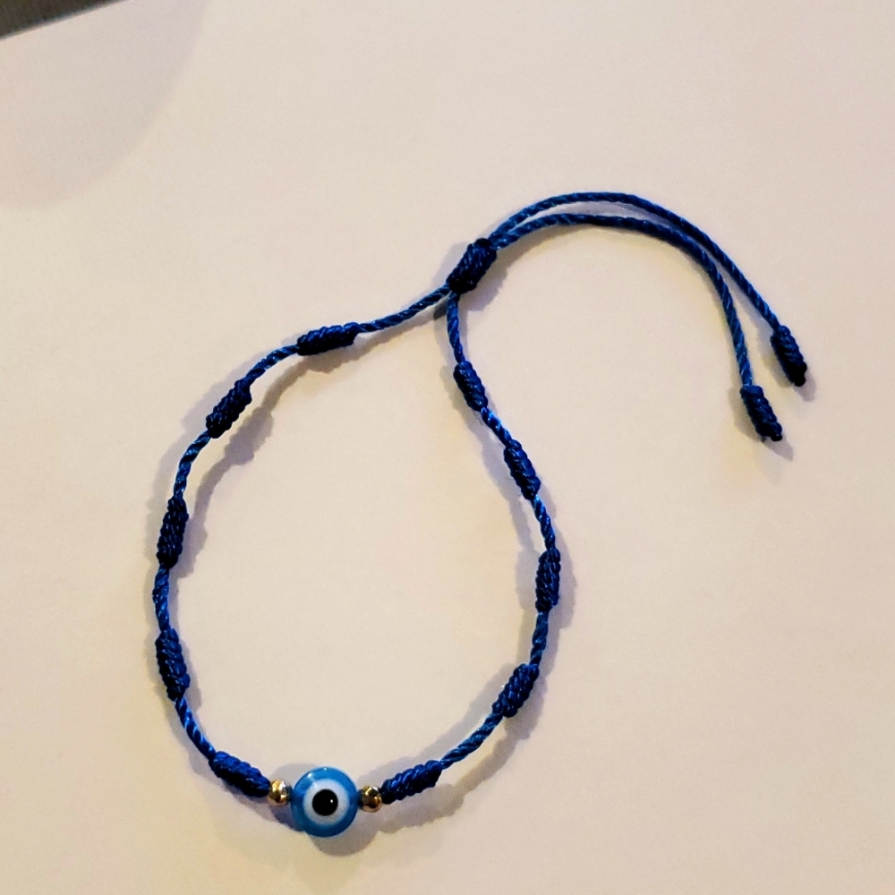 Evil eye bracelet with blue string